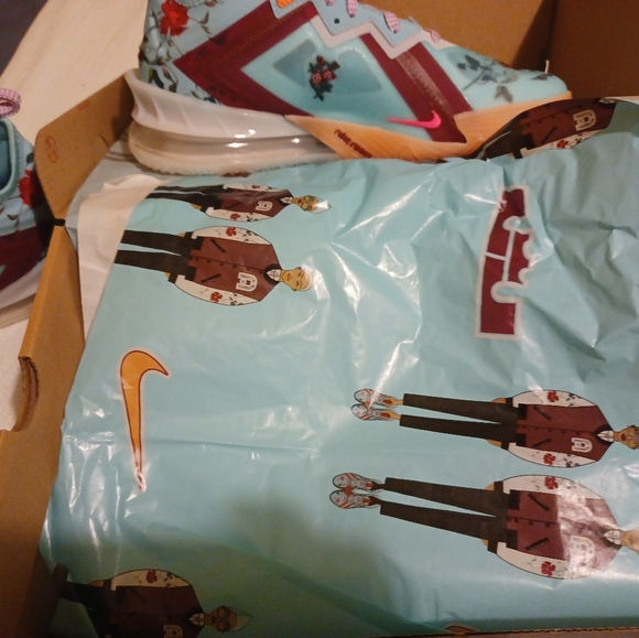 Labron 18 floral lows - Picture 1 of 6